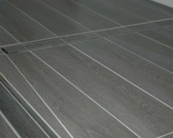 Duschbereich gemauert und mit Holzoptikfliesen verlegt, Duschrinne von TeCe