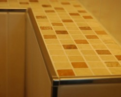 Ablage mit Natursteinmosaik und Quadeced Elsteinschienen