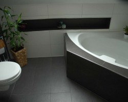 Eckbadewanne ummauert und mit Bodenfliese verlegt in Pivitsheide