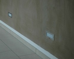 Lehmfarbe mit der Venezianerkelle poliert