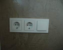 Steckdose auf Lehmfarbe