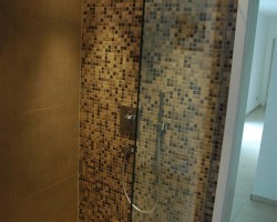 Barierefreies Bad mit Duschrinne, verlegt mit Jasba Mosaik in Lage