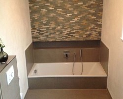 Badewanne eingelassen extra tief inkl. Niesche/ Ablage und Naturstein Brick