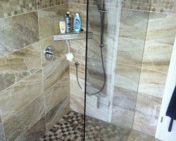 Begehbare Dusche mit gefliester Ablage