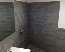 Barrierefreie Dusche mit Feinsteinzeugfliese verlegt, Spiegel eingefliest