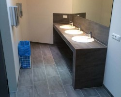 Geflieste Ablage aus Wediplatten mit eingelassenem Waschbecken